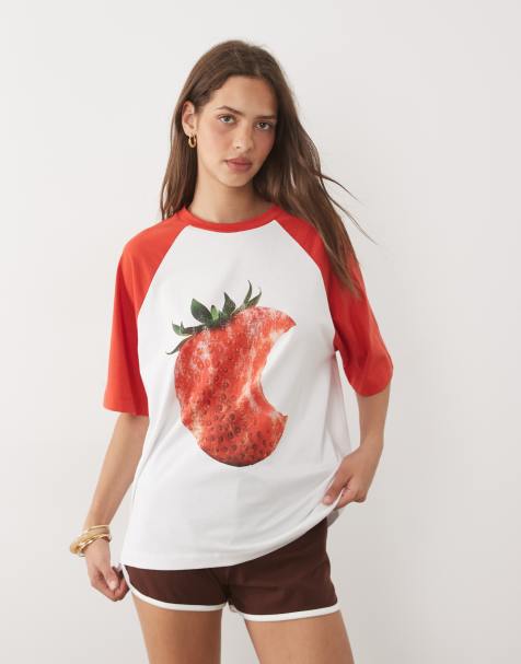 ASOS DESIGN – Czerwono-biały raglanowy T-shirt oversize z grafiką z truskawką - view 1