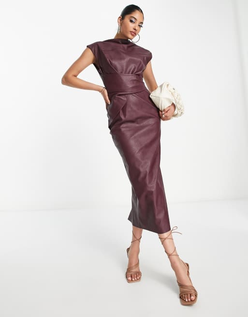 ASOS DESIGN – Czerwonobrunatna sukienka midi z paskiem z imitacji skóry 