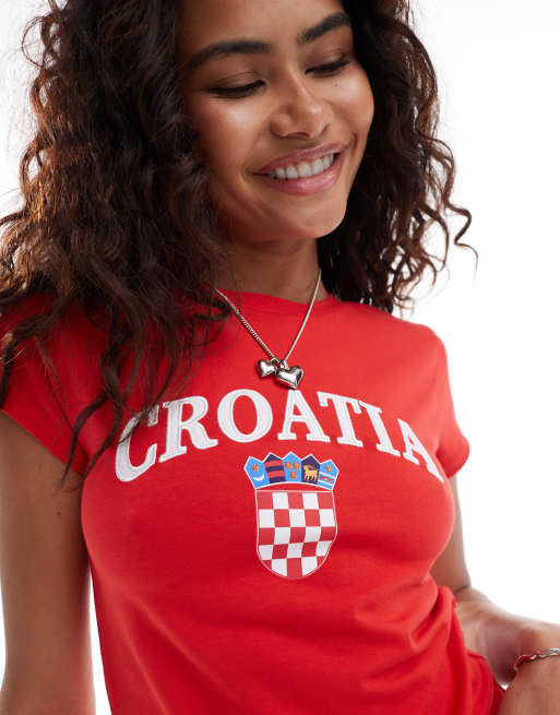 ASOS DESIGN – Czerwony krótki i obcisły piłkarski T-shirt z motywem Chorwacji