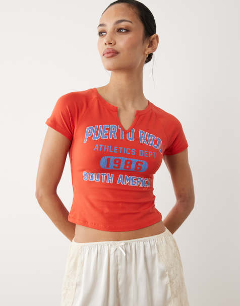 ASOS DESIGN – Czerwony prążkowany krótki i obcisły T-shirt z grafiką „Puerto Rico Athletics” - view 1