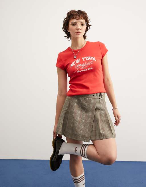 ASOS DESIGN – Czerwony przylegający T-shirt z grafiką z napisem „New York Running Club”