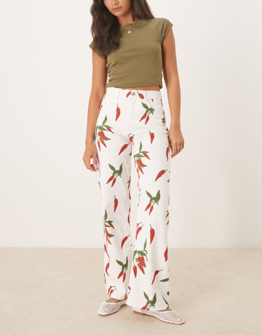 ASOS DESIGN – Dad-Jeans in Ecru mit Chilischoten-Print
