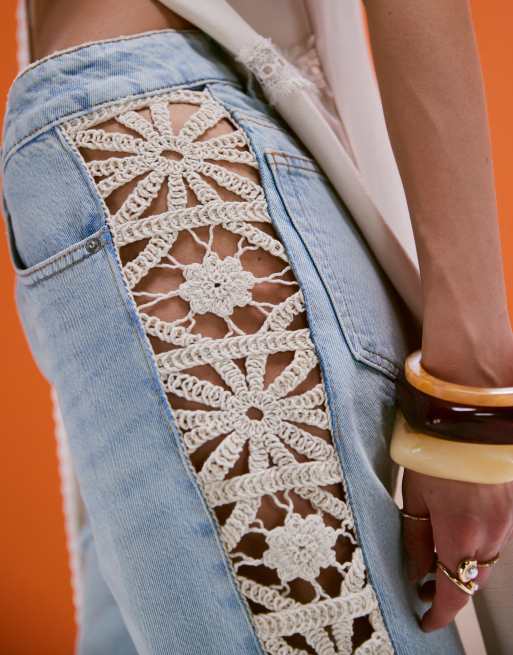 ASOS DESIGN – Dad-Jeans in heller Waschung mit weitem Bein und gehäkeltem Seiteneinsatz, 5 von 5