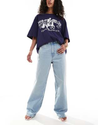 ASOS DESIGN - Dad-Jeans in heller Waschung mit weitem Bein-Blau