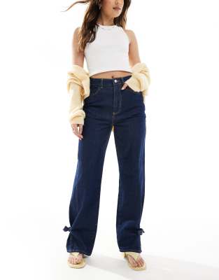 ASOS DESIGN - Dad-Jeans in indigoblauer Rinse-Waschung mit geschnürtem Saum-Marineblau