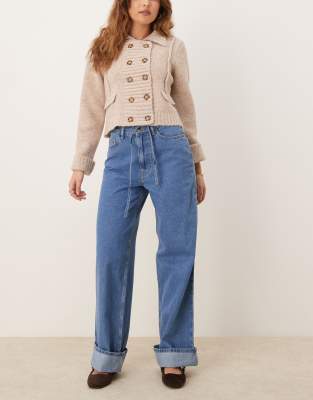 ASOS DESIGN - Dad-Jeans in Mittelblau mit Gürtel