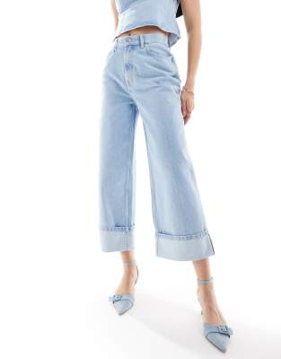 ASOS DESIGN - Dad-Jeans mit Umschlagsaum und gebleichter Optik-Blau