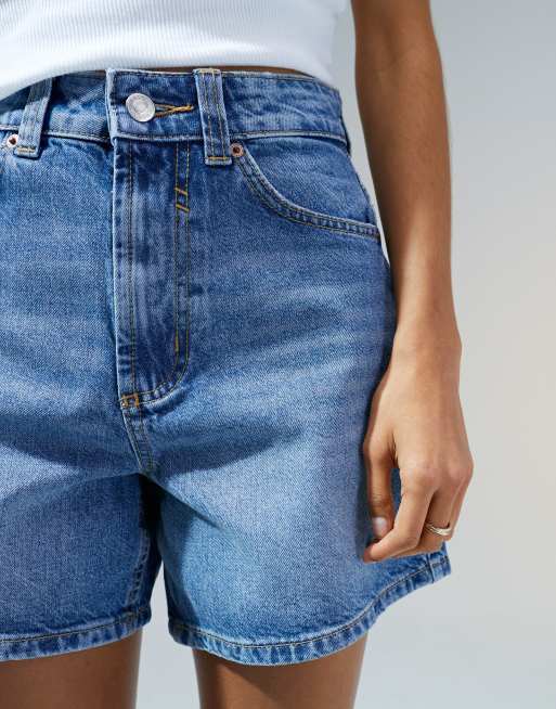 ASOS DESIGN Dad Jeansshorts in verwaschenem Mittelblau ASOS