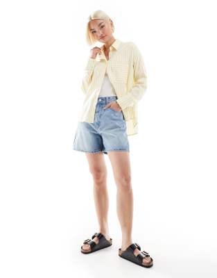 ASOS DESIGN - Dad-Jeansshorts in verwaschenem Mittelblau