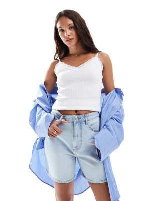 ASOS DESIGN - Dad-Jeansshorts in verwaschenem Mittelblau