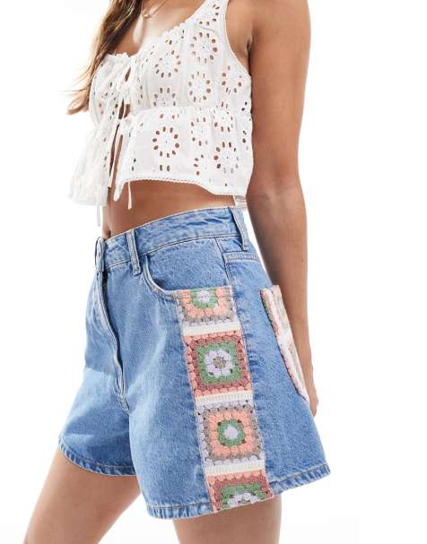 ASOS DESIGN – Dad-Shorts aus Denim in Mittelblau mit Häkel-Einsätzen - view 1
