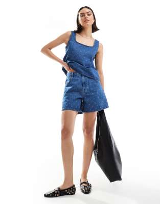 ASOS DESIGN - Dad-Shorts aus Denim in Mittelblau mit Polka-Dot-Print