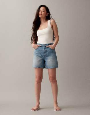 ASOS DESIGN - Dad-Shorts aus Denim in mittlerer Waschung-Blau