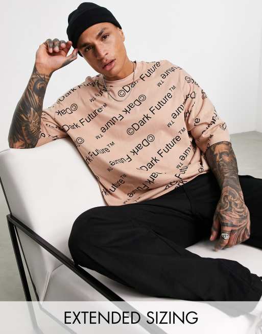ASOS DESIGN – Dark Future – Oversize-T-Shirt in Hellbraun mit All-over-Logo-Print