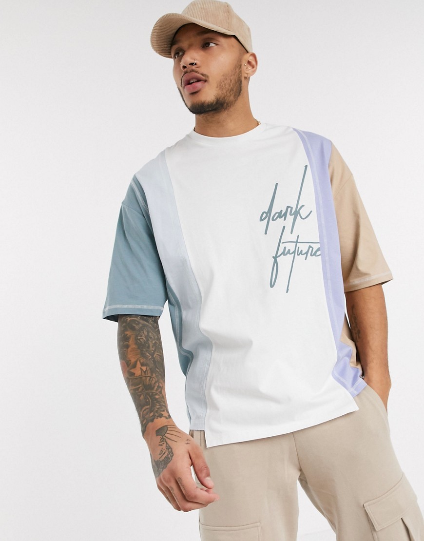 ASOS DESIGN - Dark Future - T-shirt i oversize med delad fåll och logga-Flerfärgad