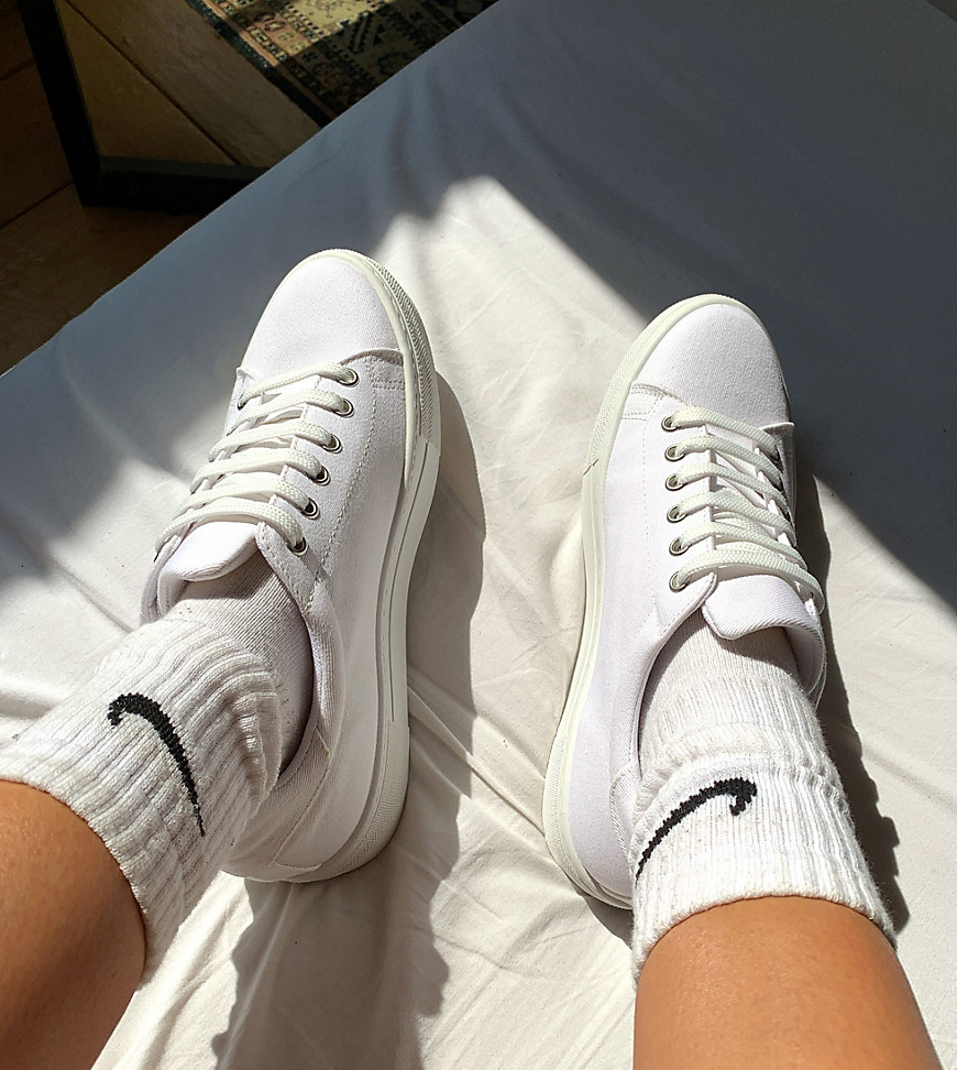 ASOS DESIGN – Day Time – Geschnürte Sneaker mit flacher Plateausohle in Weiß