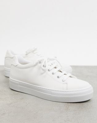 ASOS DESIGN – Day Time – Robuste Schnür-Sneaker mit flacher Plateausohle in Weiß