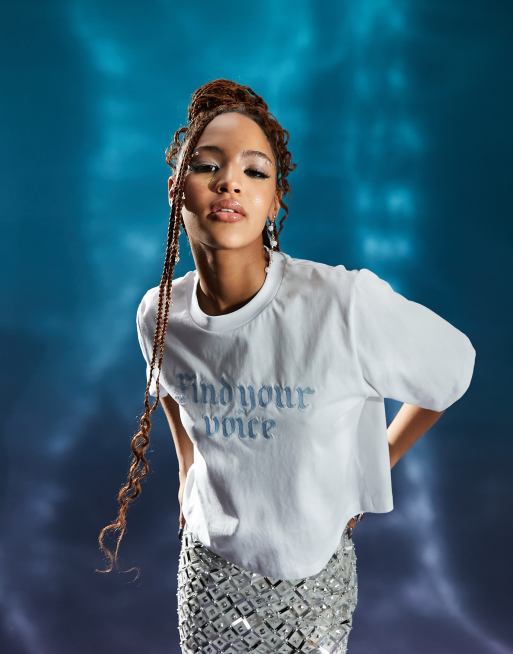 ASOS DESIGN - De Kleine Zeemeermin - Smal T-shirt met gelicenseerd grafisch 'find your voice'-borduursel in wit