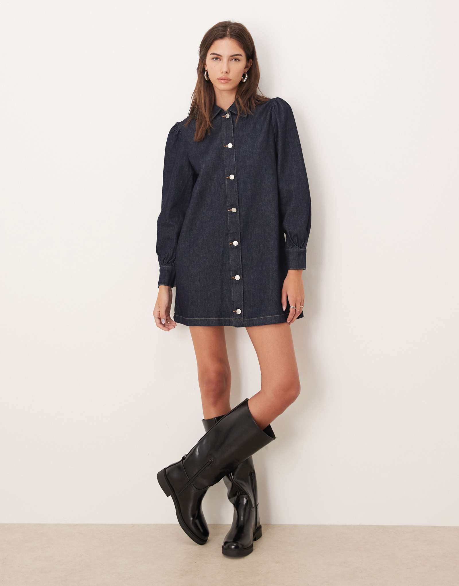 ДИЗАЙНЕРСКОЕ джинсовое мини-платье с пышными рукавами в стиле 70-х годов ASOS DESIGN цвета индиго