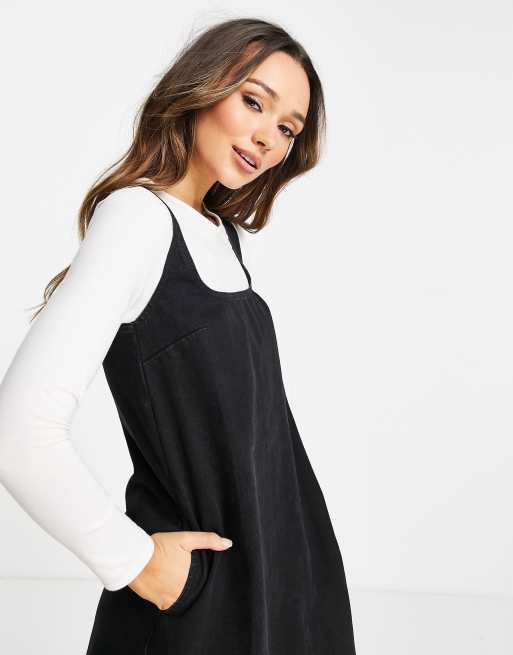 A line outlet pinafore