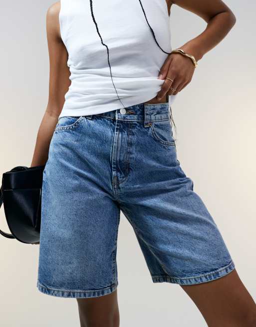 ASOS DESIGN - Denim bermuda-short in mid-wash blauw, 2 van 5
