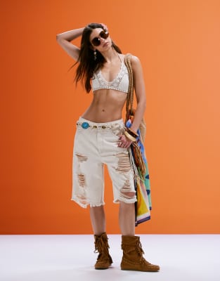 ASOS DESIGN - Denim-Bermudashorts in Ecru mit Zierrissen-Neutral
