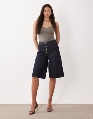 ASOS DESIGN - Denim-Bermudashorts mit weitem Bein und goldfarbenem Knopf-Blau