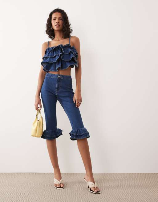 ASOS DESIGN - Denim co-ord set van capribroek met ruches aan de zoom en camitop met ruches in donker middenblauw, 2 van 3