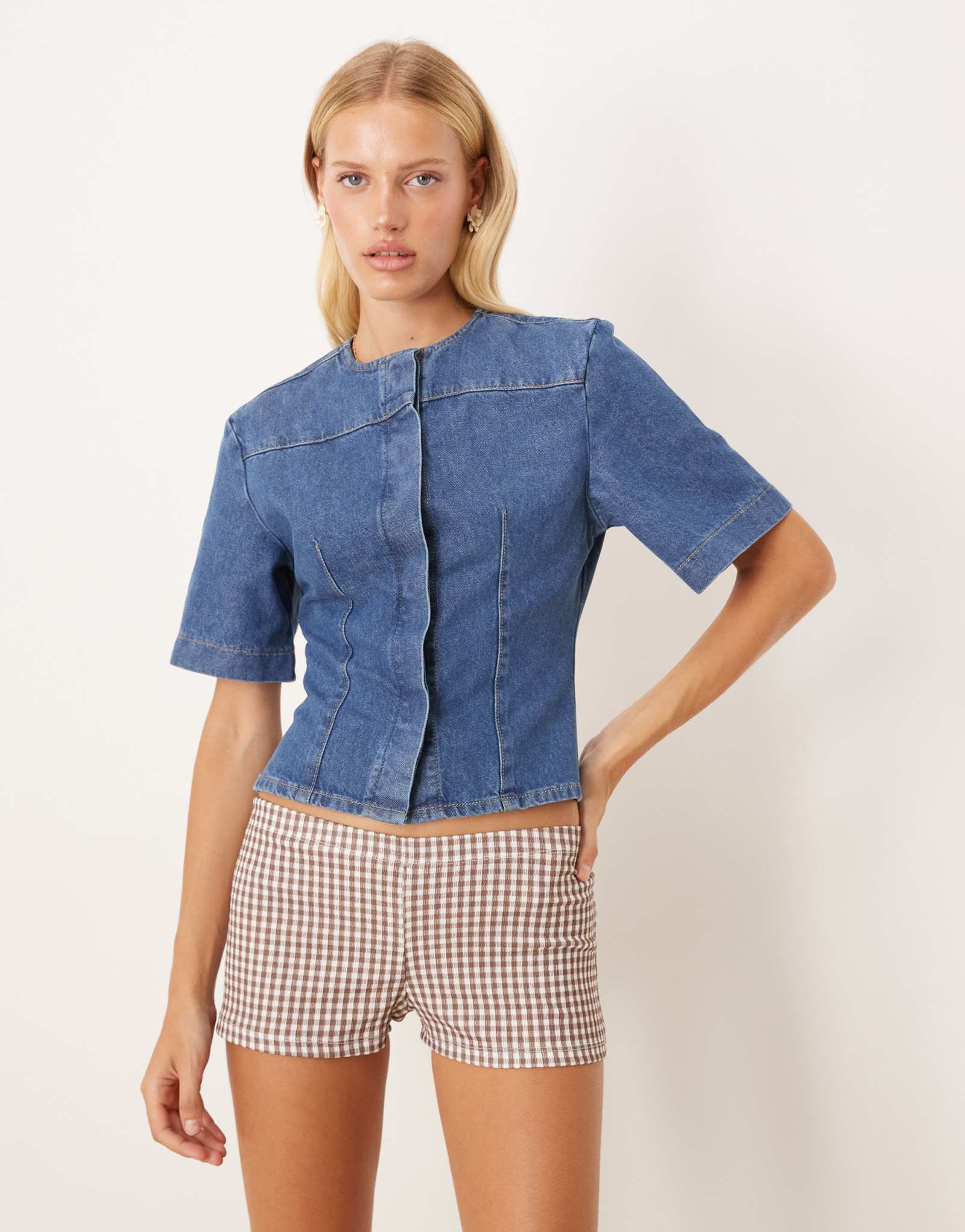 Джинсовый топ с коротким рукавом и воротником от ASOS DESIGN средне-синего цвета