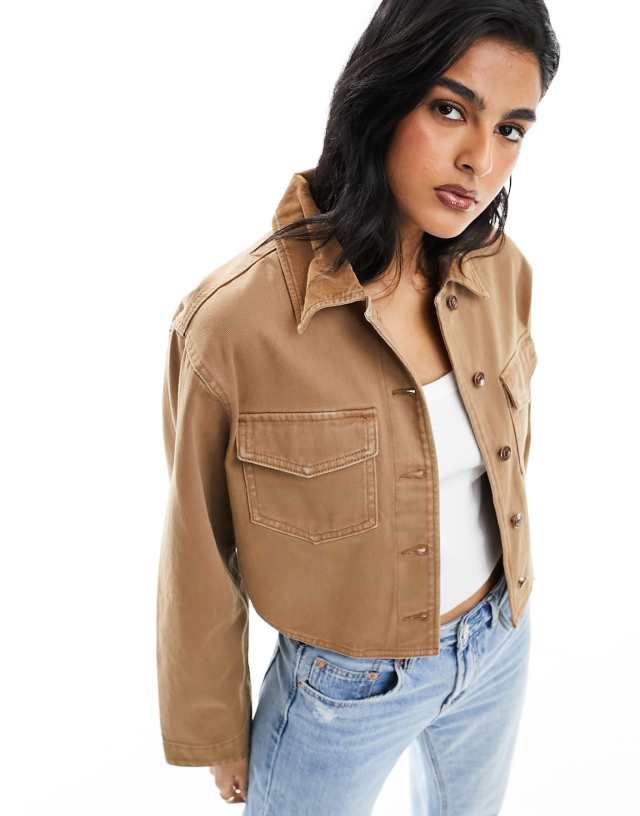 ASOS DESIGN - denim cropped jacket with contrast collar in caramel