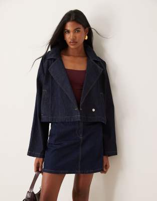 denim cropped trench coat in indigo-Blue