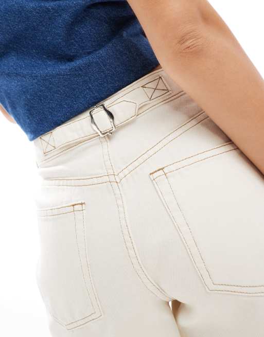 ASOS DESIGN - Denim dad short met bandje aan de achterkant in ecru, 3 van 5