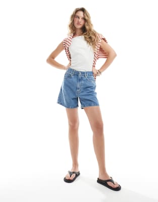 ASOS DESIGN - Denim dad short met bandje aan de achterkant in effen ...