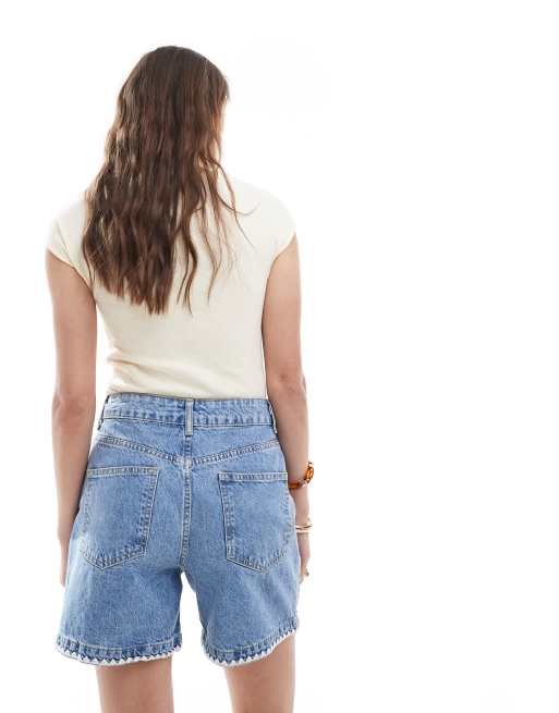 ASOS DESIGN - Denim dad short met gebloemd randje in wit, 4 van 5