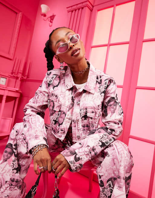 ASOS DESIGN - Denim jack met Barbie-print in roze 