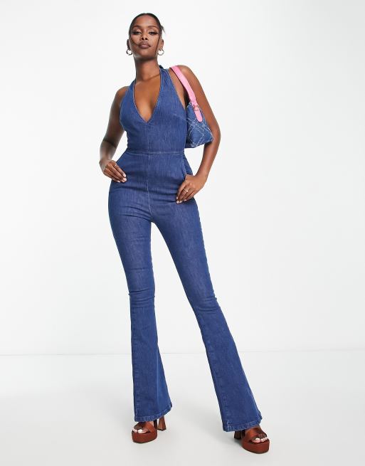 ASOS DESIGN - Denim jumpsuit met powerstretch en halternek in blauw