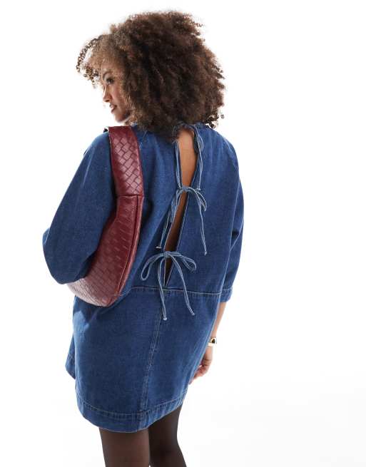 ASOS DESIGN - Denim jurk met gestrikte achterkant in middenblauw