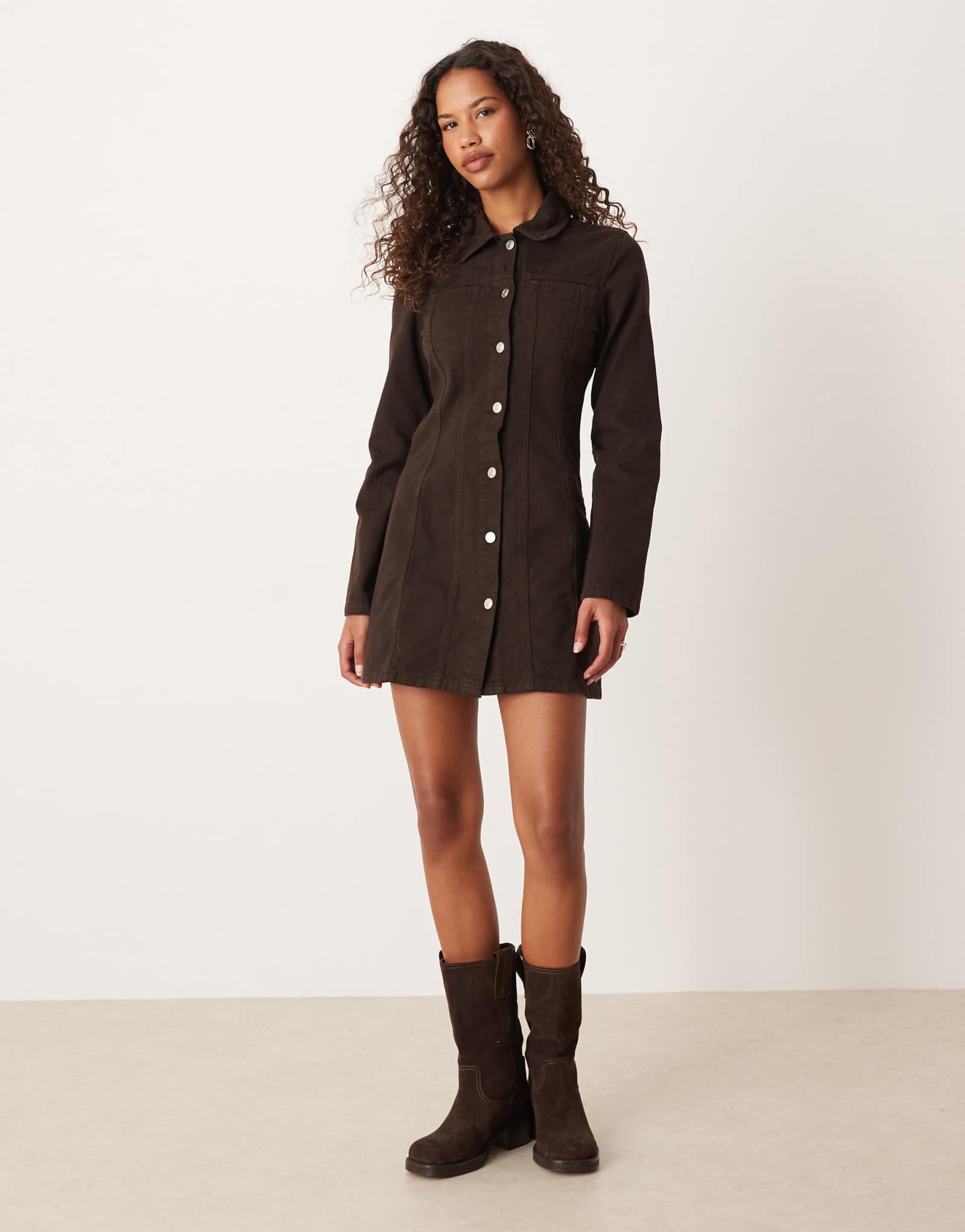 Джинсовое мини-платье ASOS DESIGN шоколадного цвета с длинными рукавами и расклешенной юбкой 