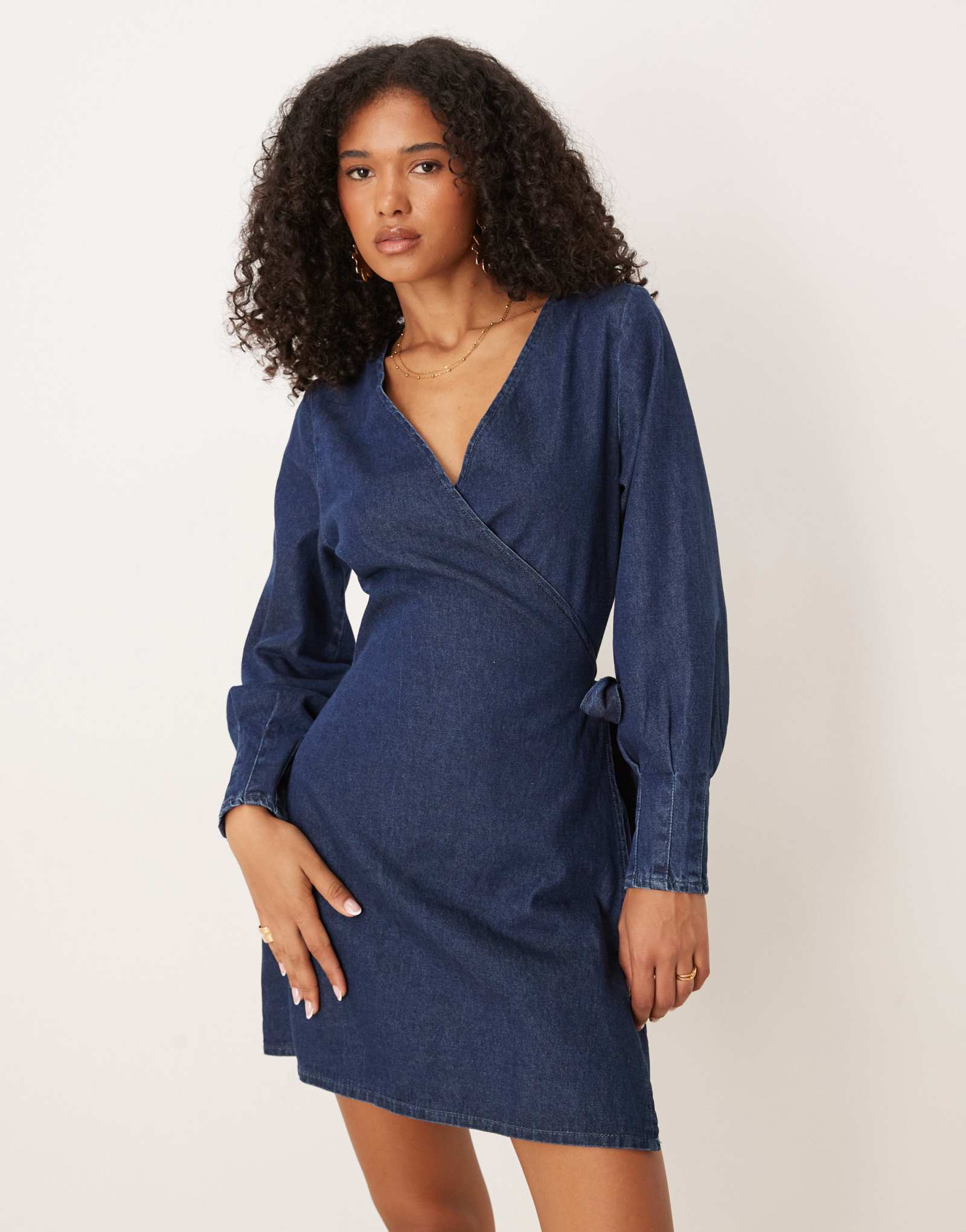 ДИЗАЙНЕРСКОЕ джинсовое мини-платье ASOS DESIGN с запахом и длинными рукавами и манжетами в складку при полоскании