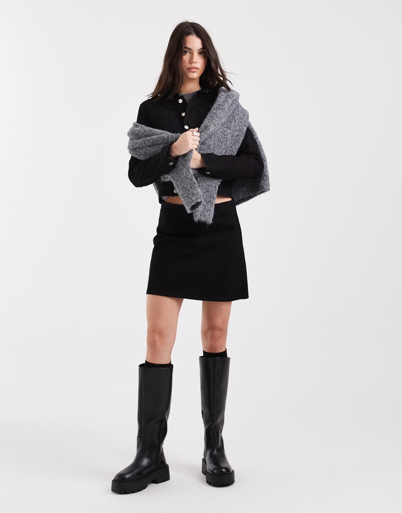 ДИЗАЙНЕРСКАЯ джинсовая мини-юбка ASOS с заниженной талией и расклешенным низом чистого черного цвета - часть комплекта