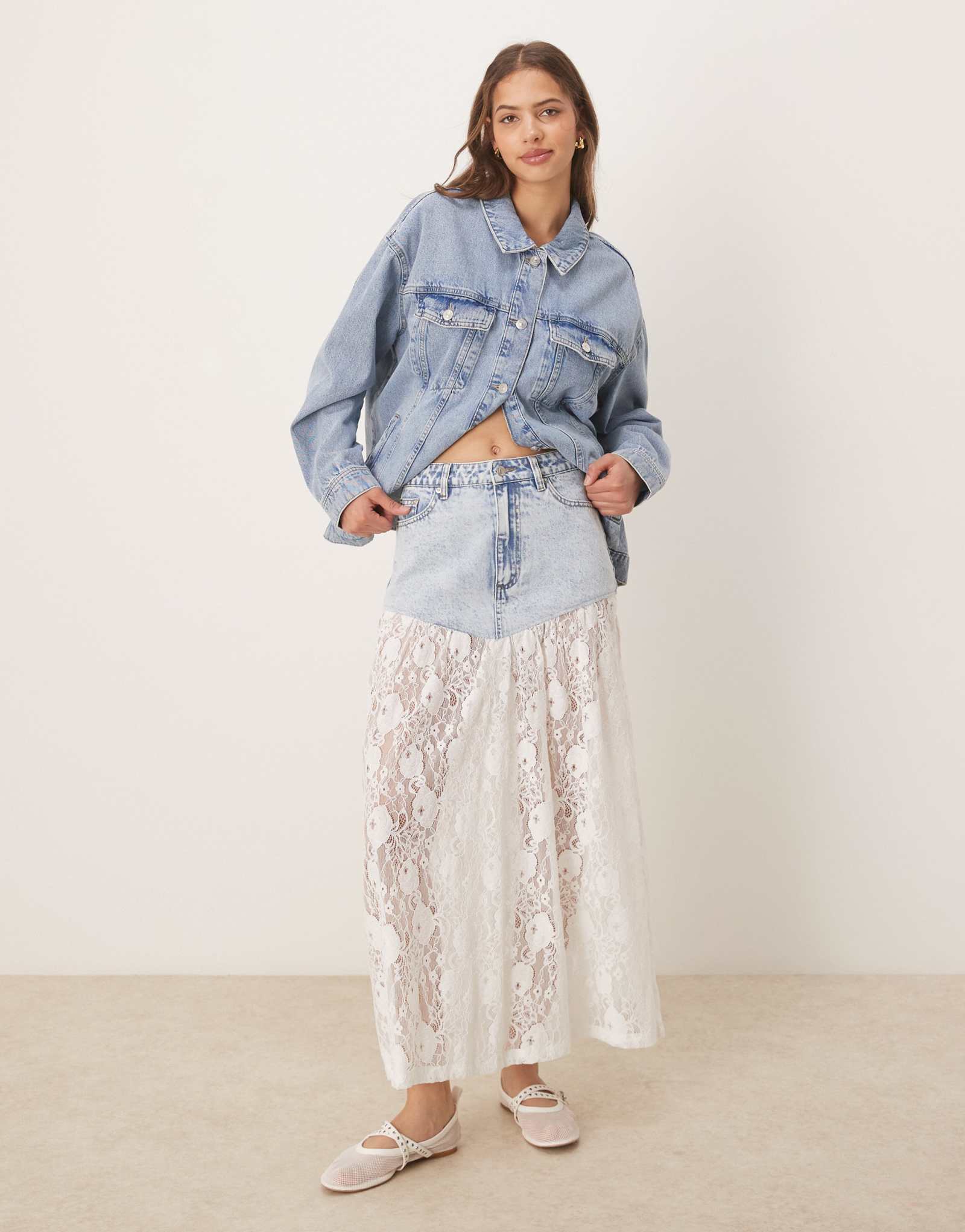 Джинсовая макси-юбка ASOS DESIGN темно-синего цвета с контрастным кружевом