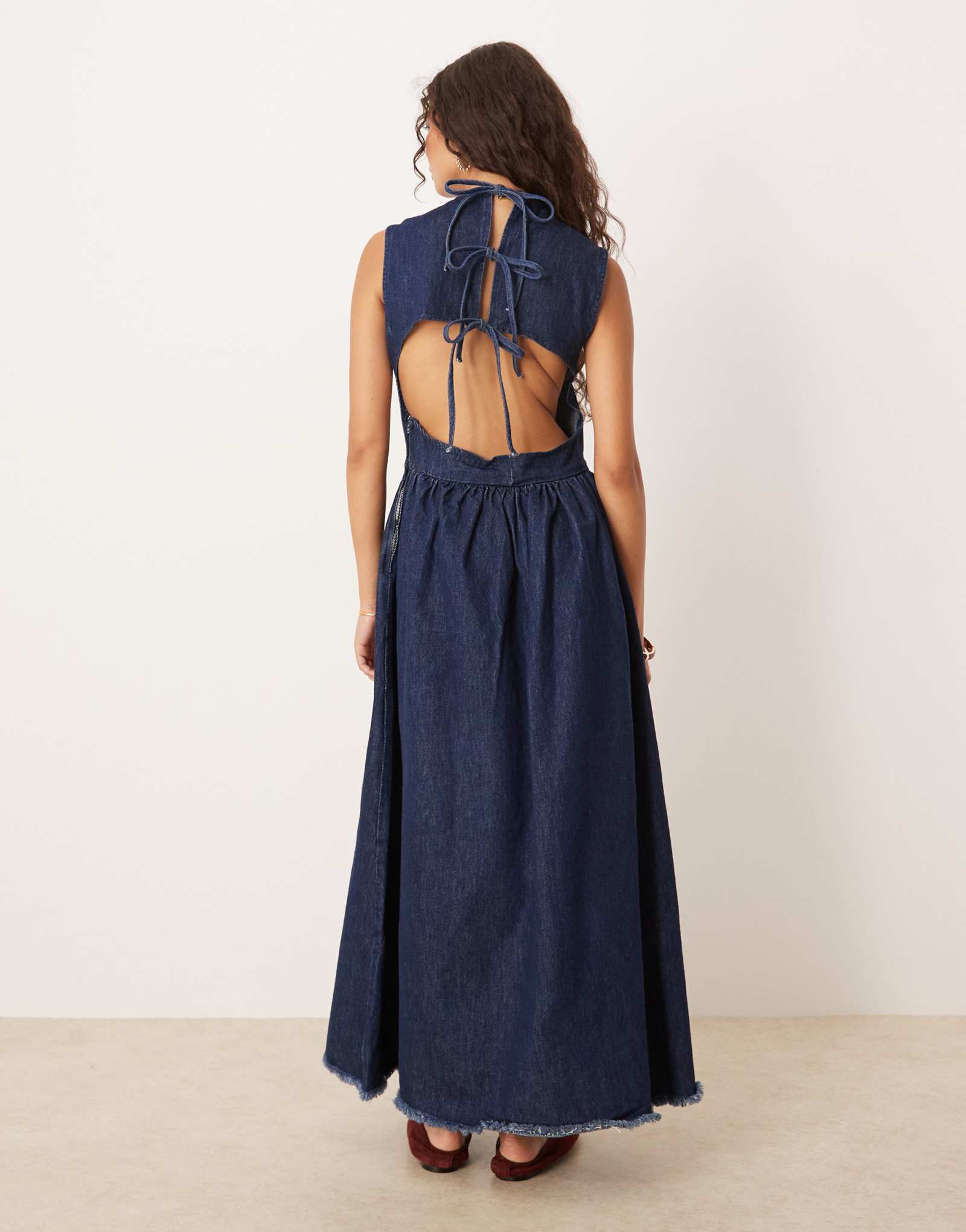  Платье мидакси из денима ASOS DESIGN с вырезом на спине