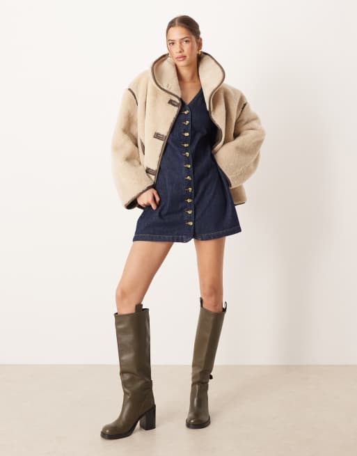ASOS DESIGN - Denim mini-jurk met V-hals en zakdetail in spoeling, 4 van 4