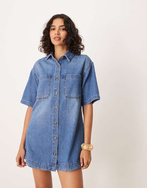 ASOS DESIGN - Denim mini overhemdjurk met korte mouwen in mid-wash blauw, 2 van 4