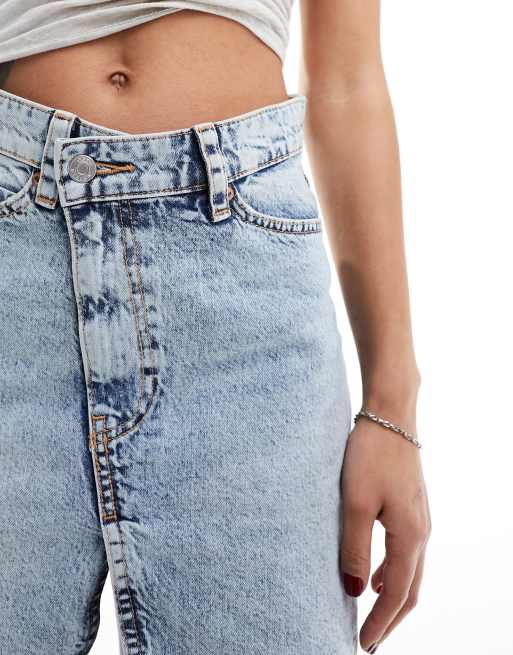 ASOS DESIGN - Denim mini rok met gekruiste taille in lichte wassing, 5 van 5