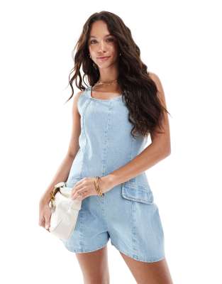 ASOS DESIGN - Denim-Playsuit in hellem Mittelblau mit U-Ausschnitt und Taschendetail