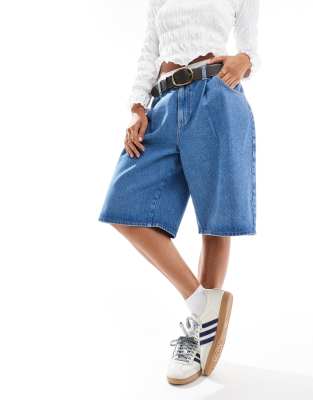 denim pleated jorts in mid blue