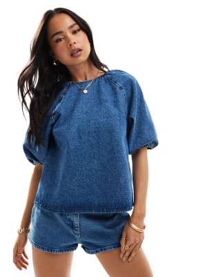 denim raglan puff sleeve top in mid blue