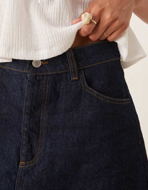 ASOS DESIGN - Denim rok tot net boven de knie in indigo met wassing, 5 van 5