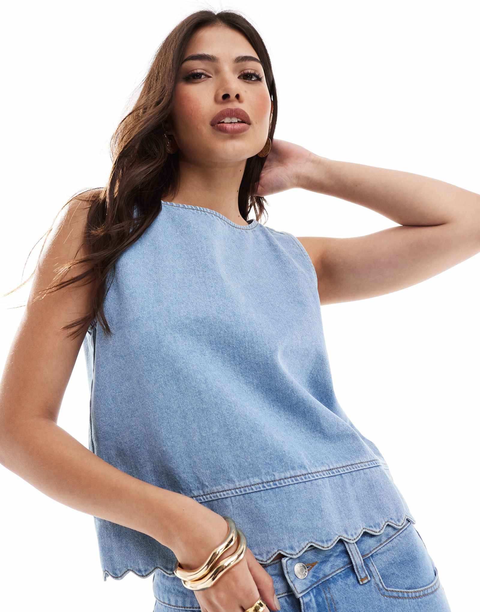 Джинсовая майка с волнистым краем от ASOS DESIGN средне-синего цвета